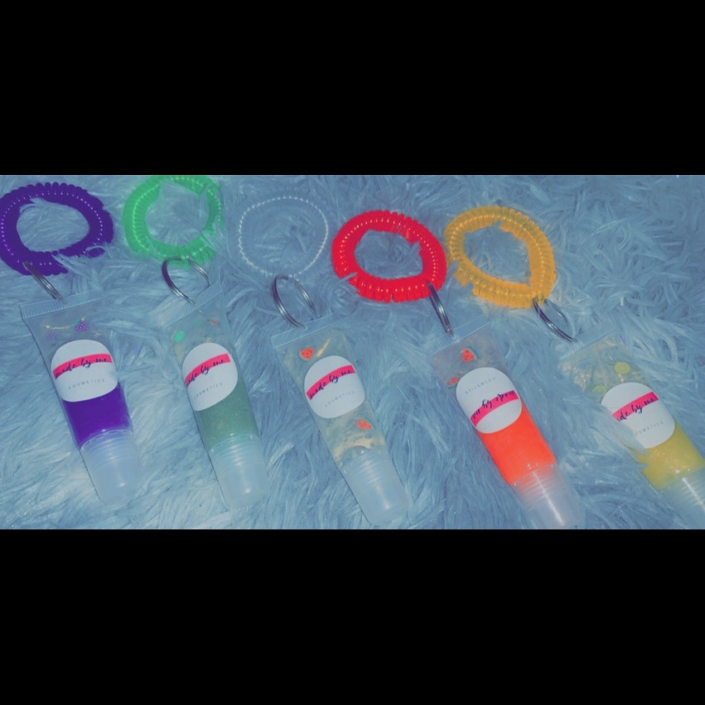 Natural lipglosses and facial skin products.